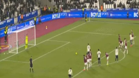 “欧冠赛场上阿米里恶意犯规被红牌罚下”